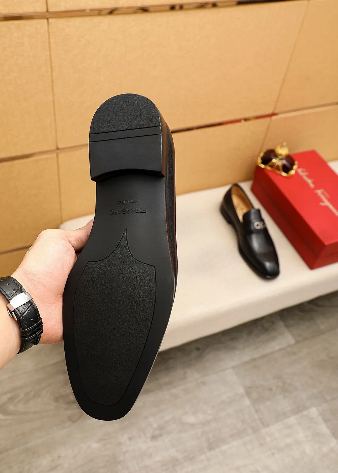 Men's shoes 💰460 💐 Product trademark: Ferragamo "Ferragamo" casual leather shoes Regular size: 38-44 (45.46🉑️customized) Product materials: Selected imported first-layer cowhide upper + luxury hardware buckle, imported water-dyed cowhide leather lining. Strong three-dimensional visual effect, original rubber outsole Color: 1⃣️color optional